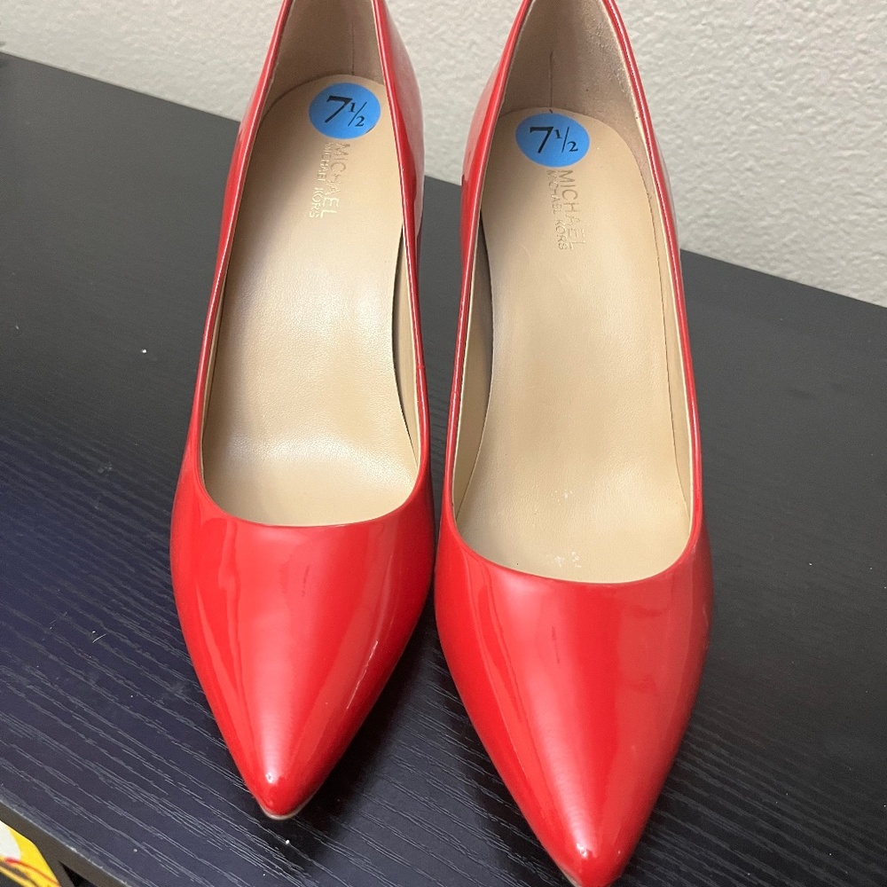 MICHAEL KORS RED PATENT LEATHER 3 IN. HEEL